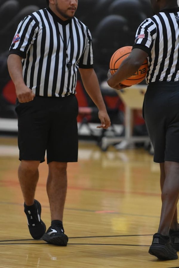 Quels sont les critères pour élaborer un programme de formation pour les arbitres de basket ?